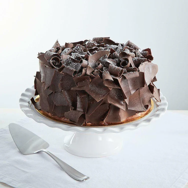 Chocolate cake with chocolate shavings on stand